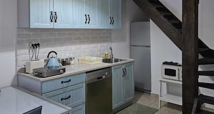 a cozy apartment with a beatiful garden in the heart of the old city/