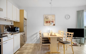 Réfrigérateur, surface de cuisson, lave-vaisselle, cafetière-théière