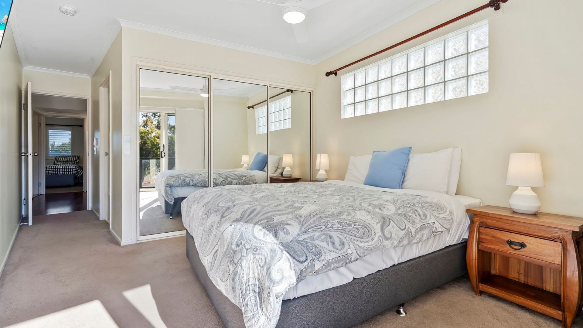 3 habitaciones, tabla de planchar con plancha, wifi y ropa de cama 