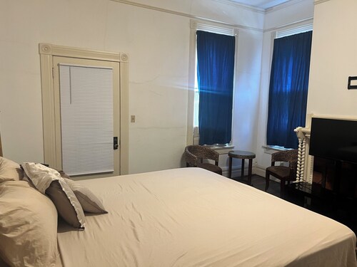 Downstairs Studio apartment in delightful Anniston with WiFi, AC