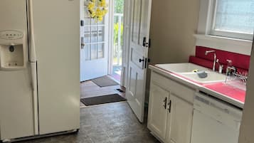 Køleskab, mikrobølgeovn, ovn, kogeplade