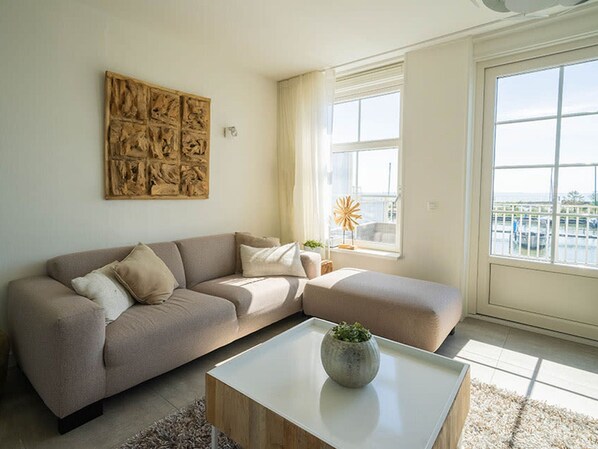 House | Living area - Spacious House With 5 Bathrooms, on the Markermeer (Uitdam)
