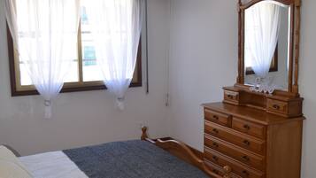 3 dormitorios, tabla de planchar con plancha, ropa de cama