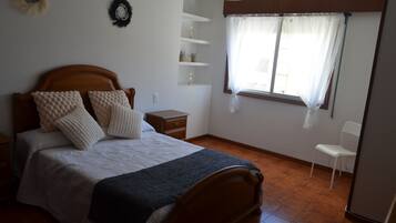 3 slaapkamers, een strijkplank/strijkijzer, beddengoed