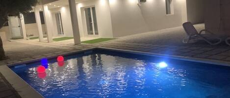 Una piscina al aire libre