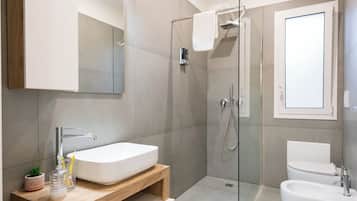 Dusche, Haartrockner, Bidet, Handtücher