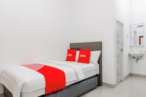 Standard Double Room | Desk, free WiFi, bed sheets - Hotel O Penginapan Kertajaya Syariah (Kotabumi)