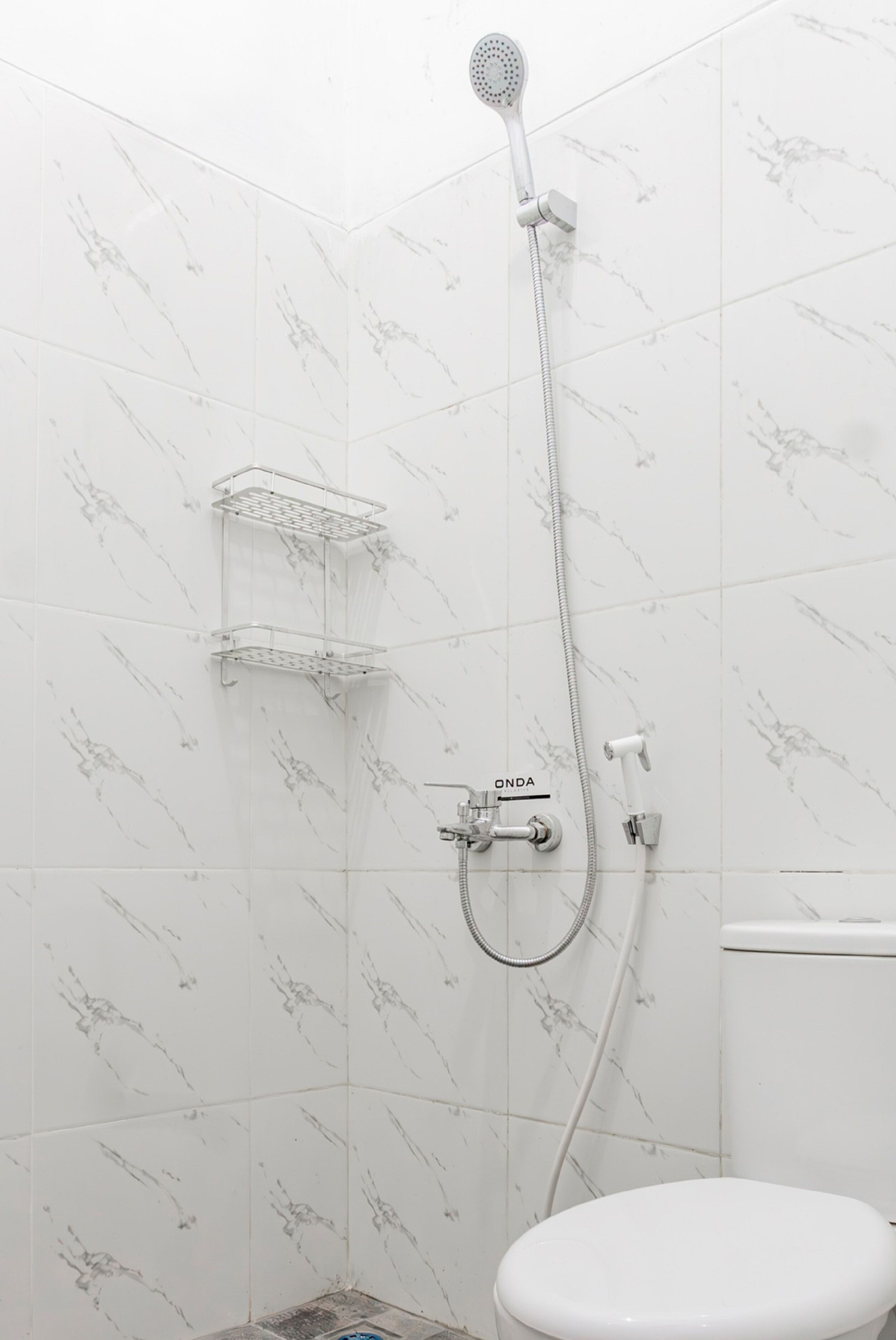 Standaard tweepersoonskamer | Badkamer | Een douche, handdoeken, zeep
