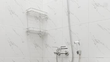 Standaard tweepersoonskamer | Badkamer | Een douche, handdoeken, zeep