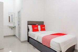 Desk, free WiFi, bed sheets - Hotel O Penginapan Kertajaya Syariah (Kotabumi)