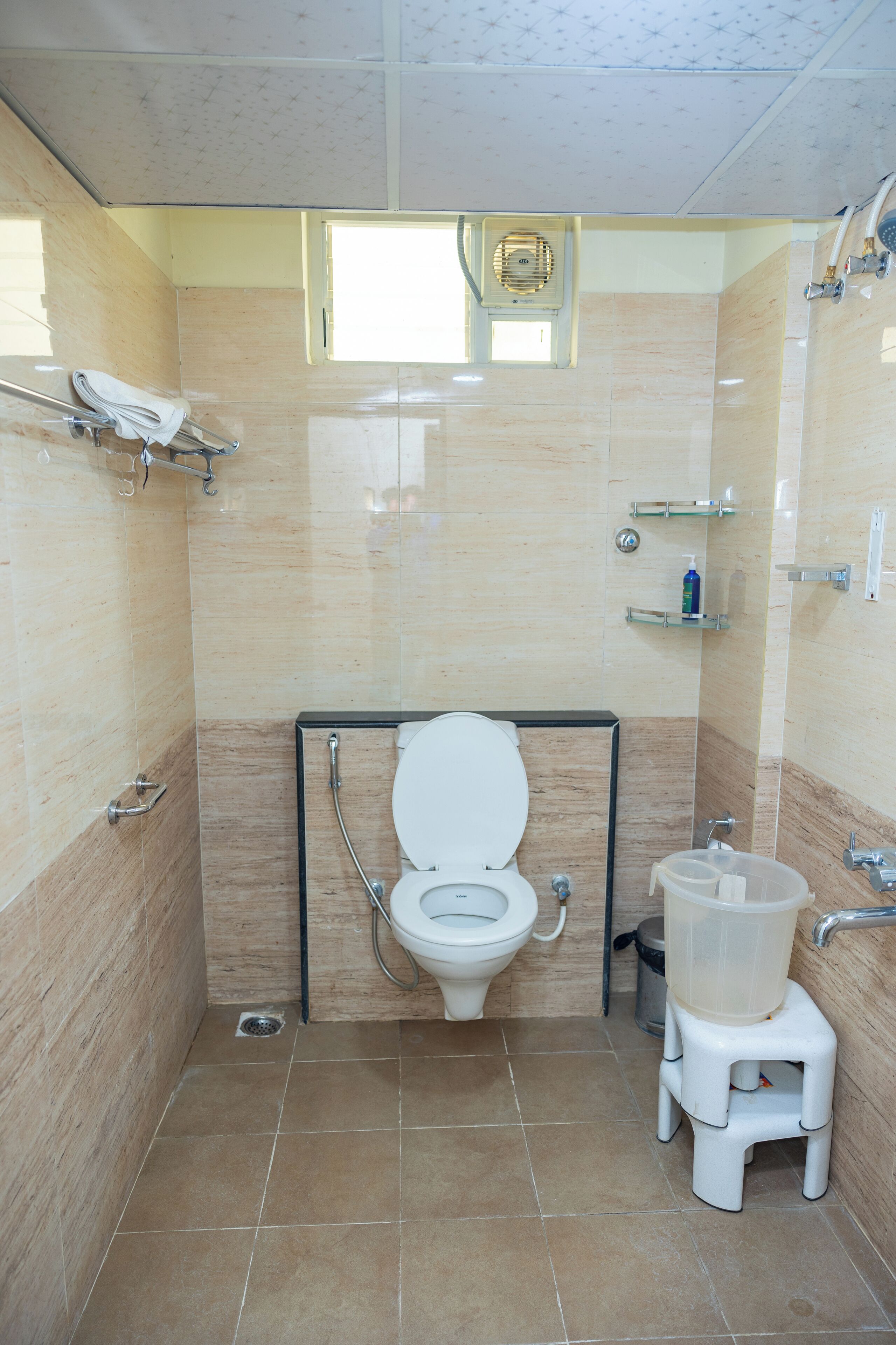 Buồng tắm vòi sen, khăn tắm 