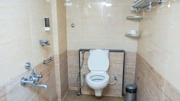 Habitación superior con 2 camas individuales | Baño | Regadera y toallas