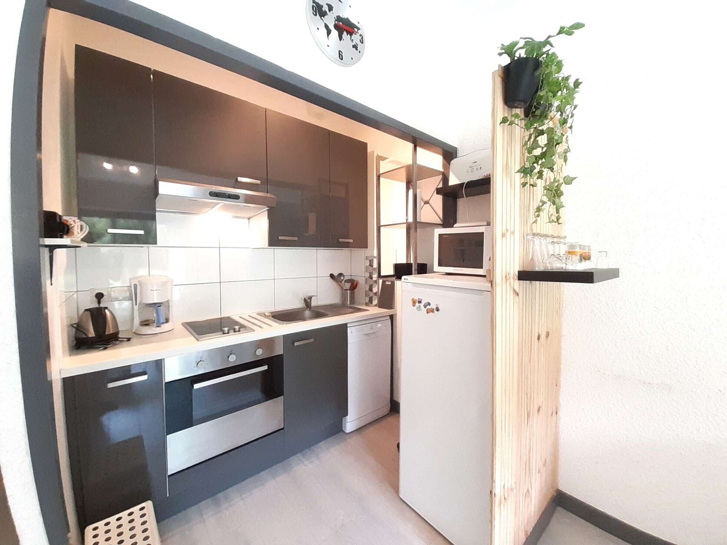 Microwave, oven, dishwasher, coffee/tea maker