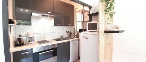 Microwave, oven, dishwasher, coffee/tea maker