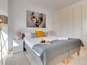 3 bedrooms, WiFi, bed sheets - Luxury Townhouse by Cabopino Beach with Private Garden & Pool Access (Marbella)