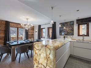 Fridge, oven, dishwasher, coffee/tea maker