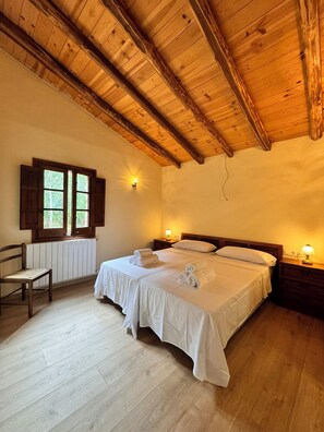 5 bedrooms, travel cot, free WiFi, bed sheets