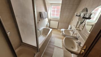 Secadora de cabello, toallas, jabón, papel de baño