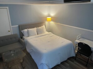 3 bedrooms, WiFi, bed sheets - Travelers Home -3 Bedroom Home (Courtice)