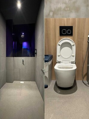 Shower, towels - Futura Boutique Hostel (Singapore)