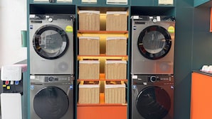 Un espace de laverie en libre-service équipé de deux machines à laver et de plusieurs paniers.
