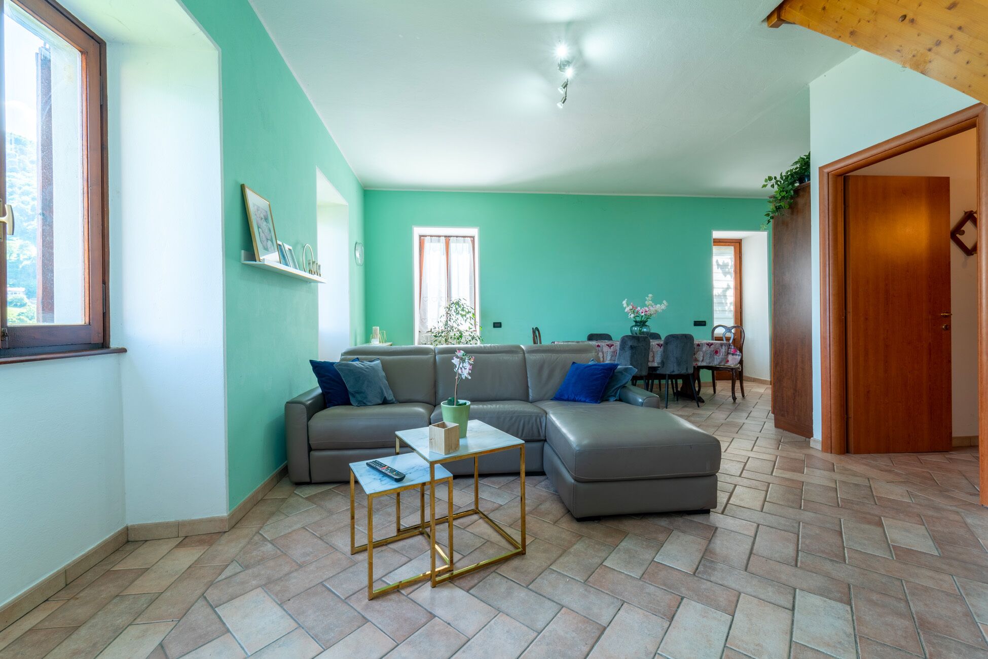 Un salon comprenant un canapé, une table basse et un coin repas avec des chaises et une table.