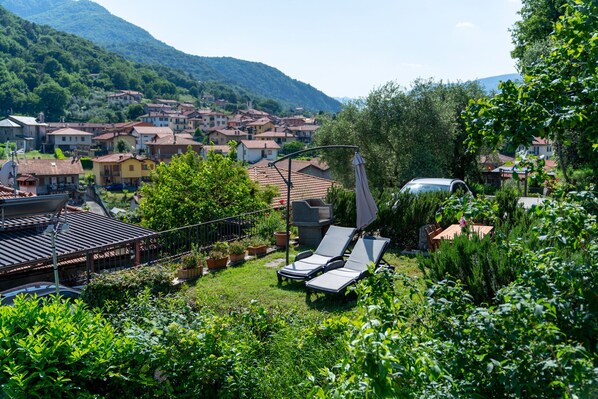 A residential area with houses, a balcony with sun loungers, and a mountain backdrop. - Ca' del Doss by Wonderful Italy (Bellagio)