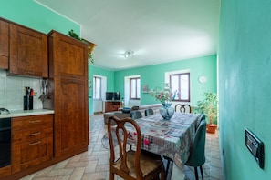 Apartamento, vista para o lago | Cozinha privada | Geladeira, micro-ondas, fogão, cooktop