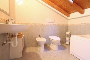 Appartement, vue sur le lac | Salle de bain | Baignoire et douche séparées, séchoir à cheveux, bidet