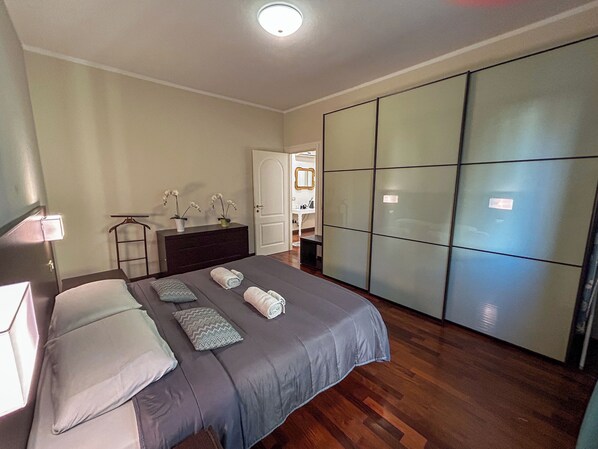 2 chambres, coffre-fort, bureau, fer et planche à repasser