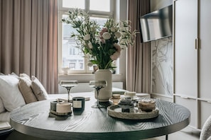 Premium-studiosviitti | Yksityinen keittonurkkaus | Vedenkeitin, siivousvälineet, talouspaperi