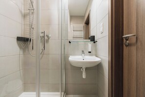 Studio Suite | Bathroom | Shower, hydromassage showerhead, free toiletries, hair dryer - The Garden Collection (Kraków)
