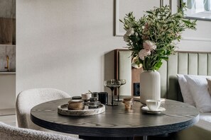 Premium Studio Suite | Private kitchenette | Coffee/tea maker, electric kettle, cleaning supplies, paper towels - The Garden Collection (Kraków)