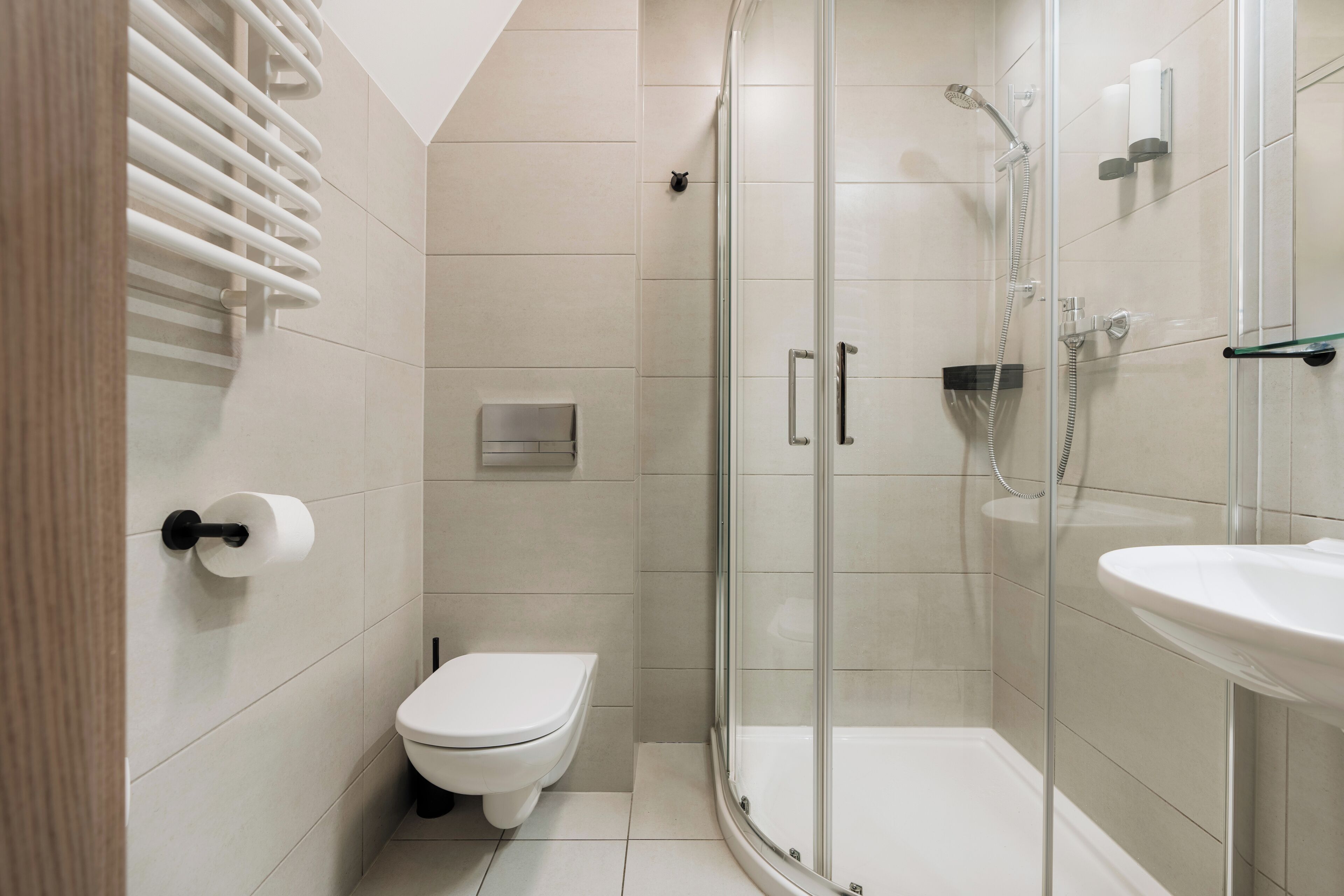 Suite Studio | Salle de bain | Douche, douche hydromassante, articles de toilette gratuits