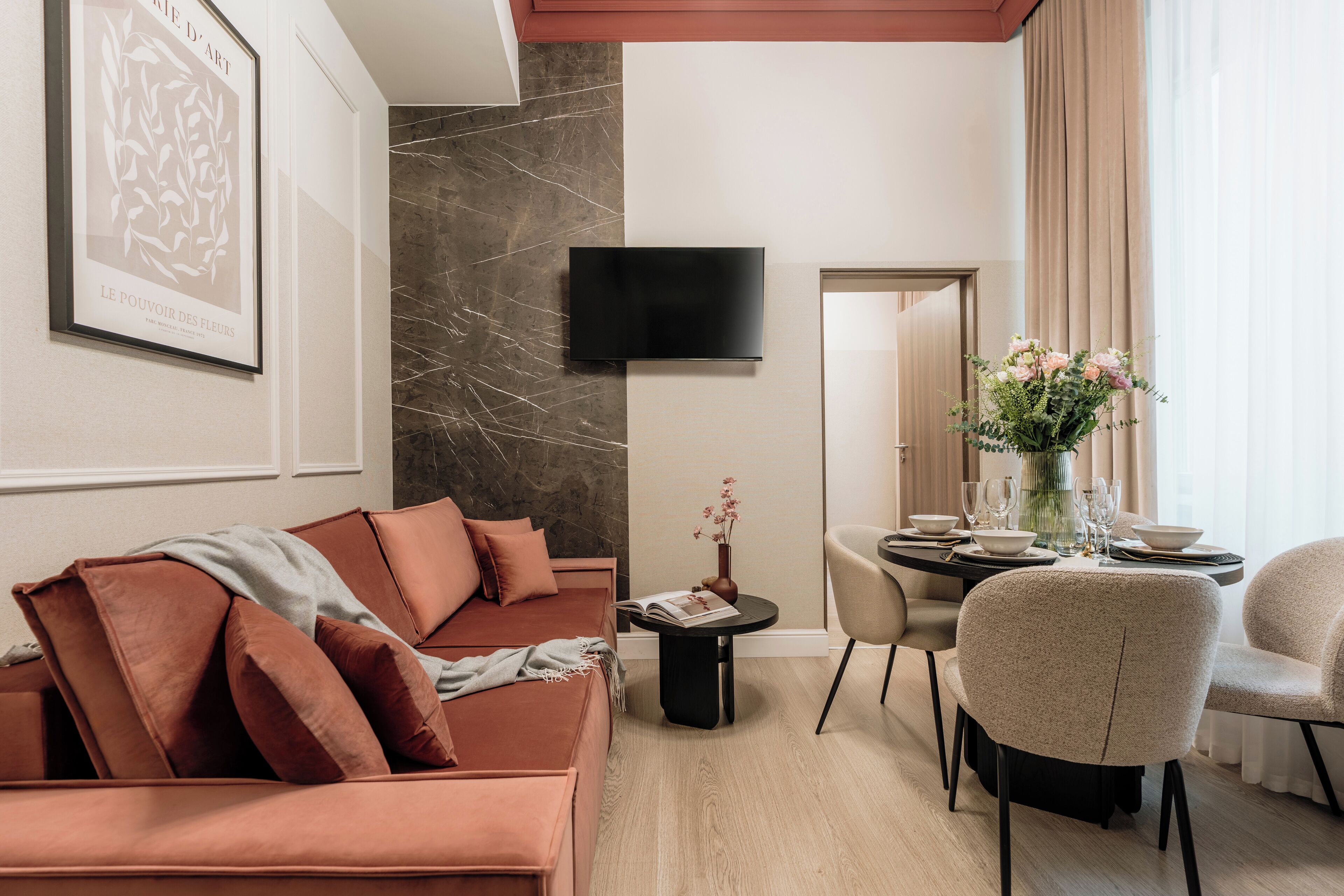 Familienapartment | Wohnzimmer | 43-Zoll-Smart-TV mit Digitalempfang