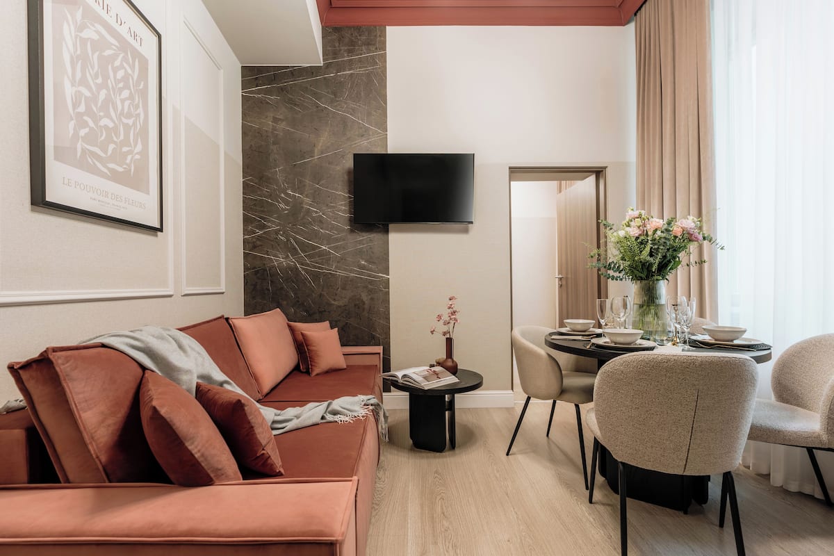 Familienapartment | Wohnzimmer | 43-Zoll-Smart-TV mit Digitalempfang