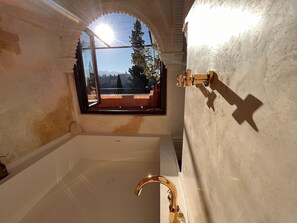 Douche, sèche-cheveux, serviettes fournies, savon