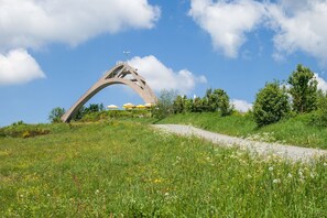 A concrete arch structure in a grassy field with a clear sky. - Appartement Neuastenbergerstrasse 4 Neuastenberg (Winterberg)