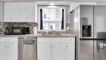 Een koelkast, een microgolfoven, een oven, een kookplaat