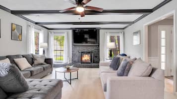 Una Smart TV, una chimenea, una mesa de tenis de mesa