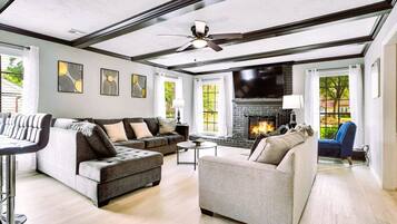 Smart-TV, Kamin, Tischtennisplatte