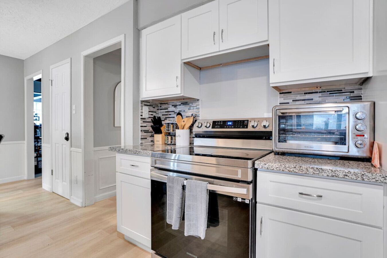 Kjøleskap, mikrobølgeovn, ovn og kokeplater