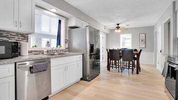 Een koelkast, een microgolfoven, een oven, een kookplaat