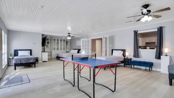 7 Schlafzimmer, Schreibtisch, BĂŒgeleisen/BĂŒgelbrett, Reisekinderbett