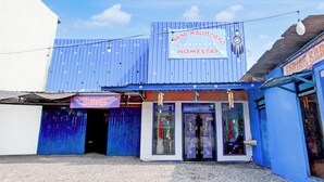 A blue building with a sign reading "Anane Malioboro Homestay."