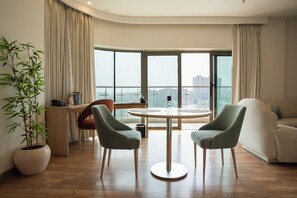 Panoramic Suites with Balcony | 客室内のダイニングエリア