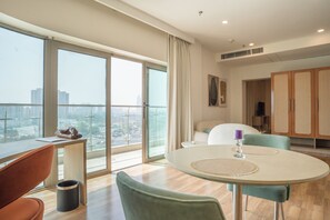 Panoramic Suites with Balcony | リビング エリア | 薄型テレビ、iPod ドック、有料ムービー