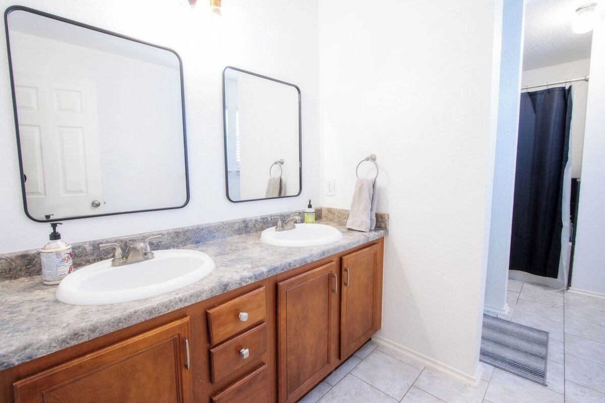 Dusch, hårtork, handdukar och tvål