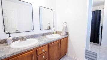 Regadera, secadora de cabello, toallas, jabón