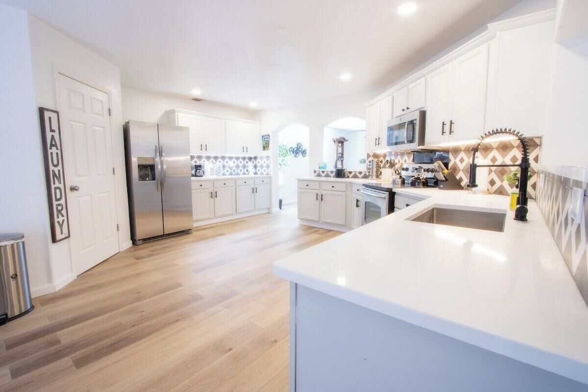 Kjøleskap, mikrobølgeovn, ovn og kokeplater